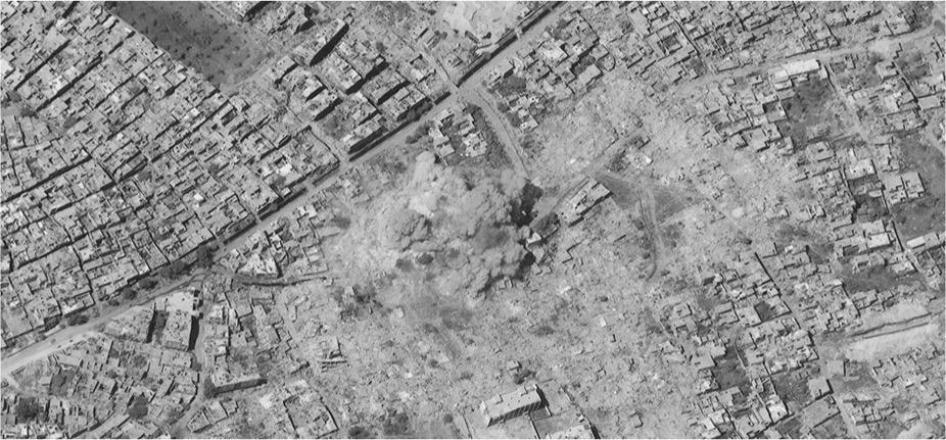 صورة من الأقمار الصناعية لسحابة انفجار ضخمة ناتجة عن تدمير مبنى سكني بمتفجرات شديدة. تتسق السحابة مع تفجير قنبلة تقليدية ضخمة.