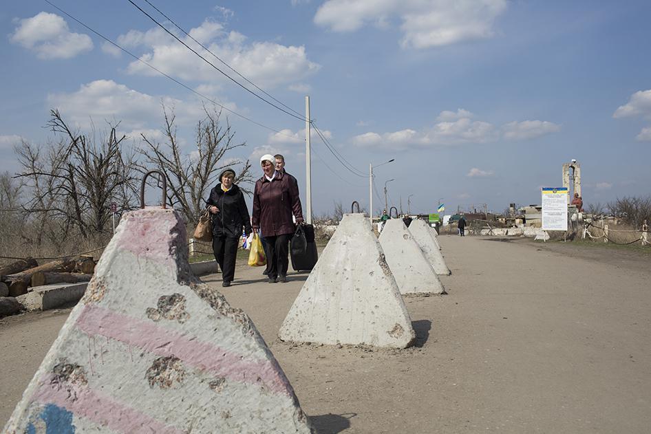 People crossing the line of contact from the government-controlled territory at Stanitsa Luhanska. 
