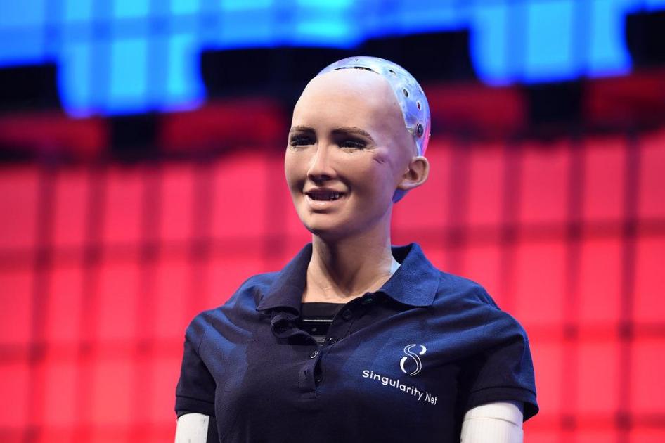 الروبوت صوفيا، أول روبوت شبيه بالبشر صممته شركتي "هانسون روبوتيكس"  و"سنجولاريتي نت" على المنصة خلال اليوم الافتتاحي لقمة الويب 2017 في مركز "ألتيس أرينا" في لشبونة.