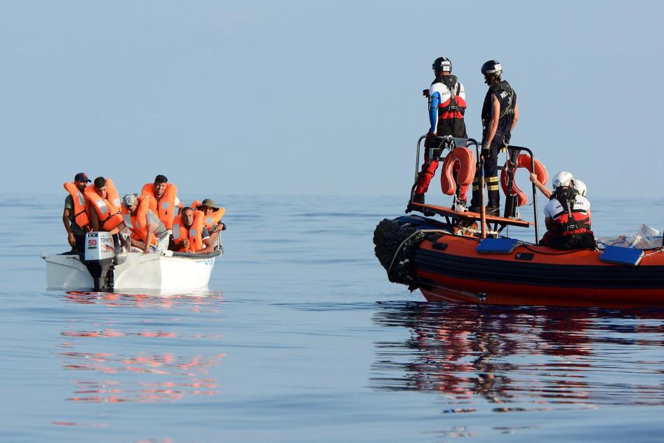 مهاجرون على متن مركب مصنوع من الألياف الزجاجية في البحر المتوسط قبالة سواحل ليبيا، في 12 أغسطس/آب 2018. 