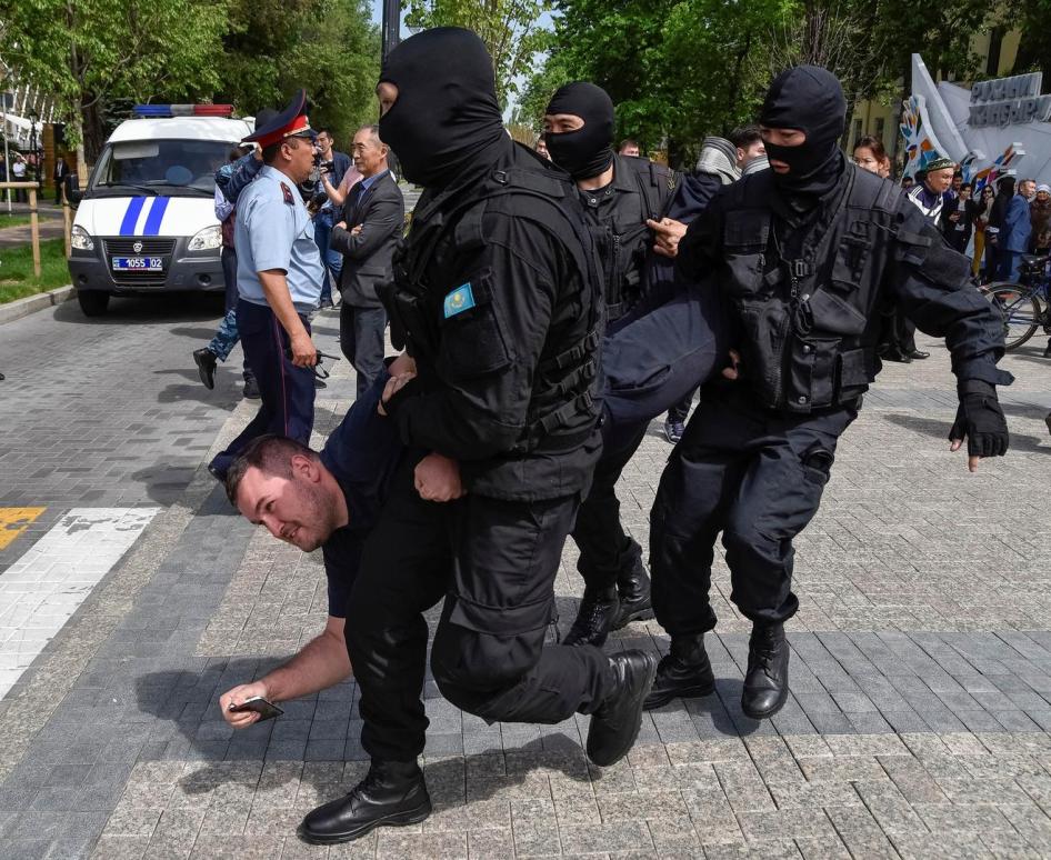 Задержание на митинге 10 мая в Алматы, Казахстан. 