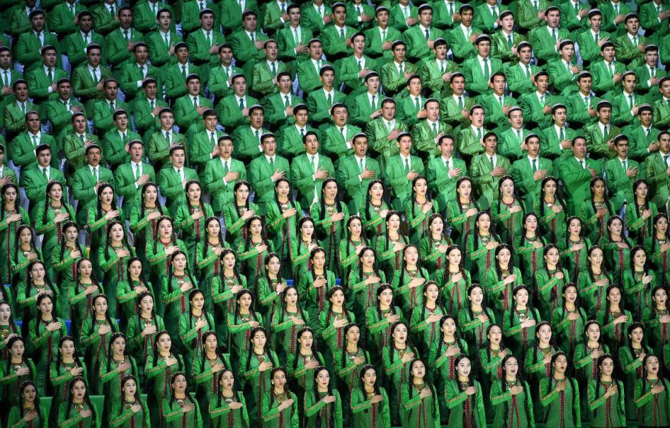 Хор, одетый в цвет национального флага, исполняет гимн Туркменистана на церемонии открытия Чемпионата мира по тяжелой атлетике. 