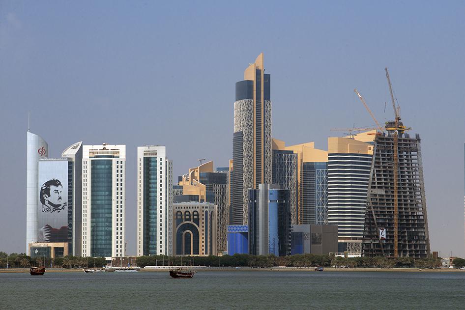 أفق مدينة يظهر ناطحات السحاب في المنطقة المالية في الدوحة عاصمة قطر. © 2017 سيرجي ريبوريدو/أسوشيتد برس 