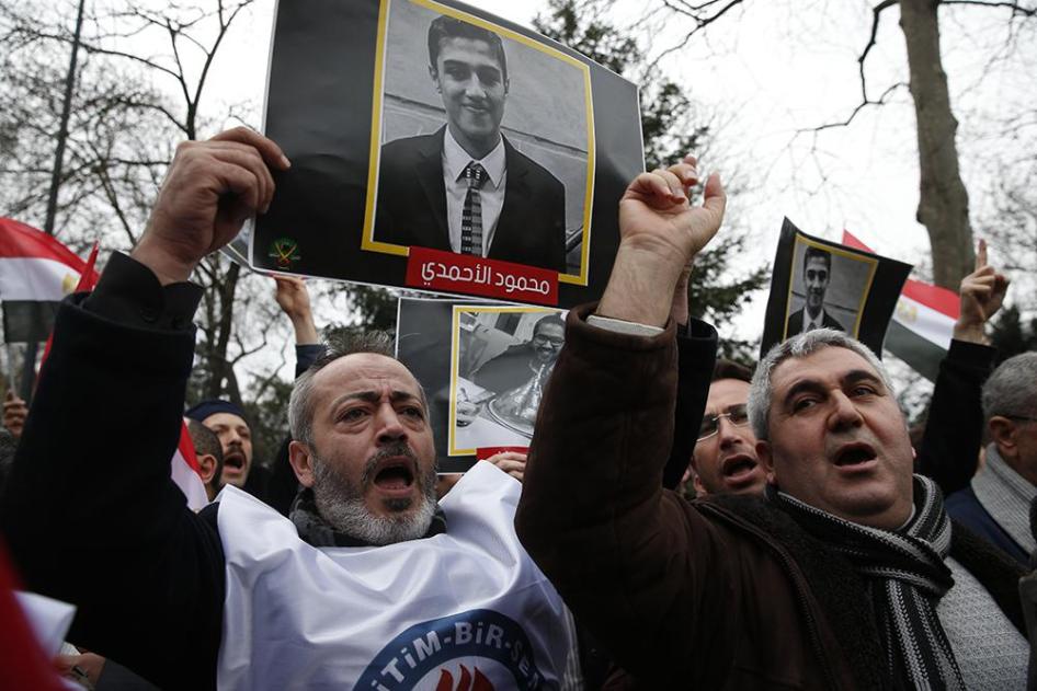 متظاهرون يهتفون خلال مظاهرة ضد إعدام 9 مشتبه بانتمائهم إلى "الإخوان المسلمين" في مصر كانوا قد أدينوا بالتورط في اغتيال النائب العام المصري في 2015، أمام القنصلية المصرية في إسطنبول، السبت 2 مارس/آذار 2019.  
