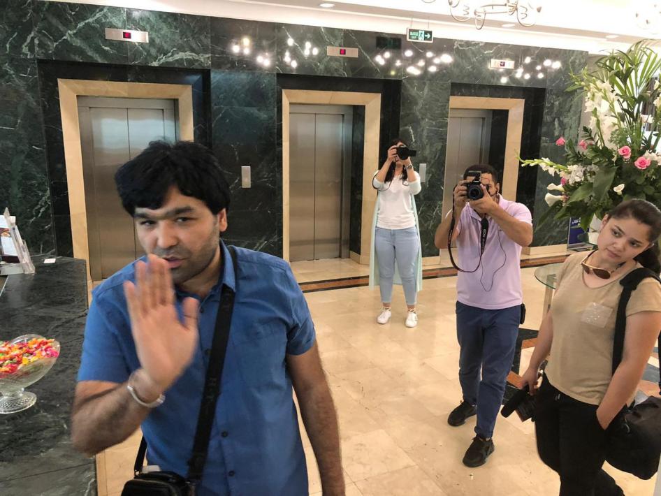 Видеоблогер Сардор Камилов (слева) в вестибюле ташкентской гостиницы навязывает разговор Стиву Свердлову.