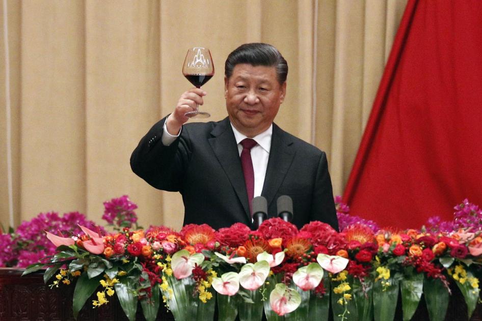 中国国家主席习近平在庆祝中华人民共和国成立70周年招待会上讲话后举杯致意，北京人民大会堂，2019年9月30日星期一。