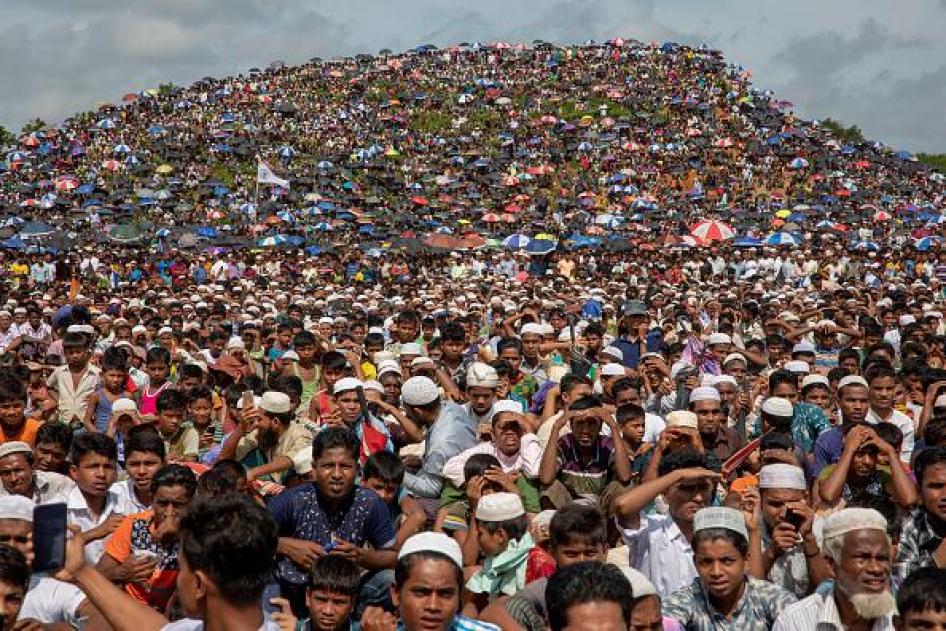 Une foule de réfugiés rohingyas rassemblés sur une colline du camp de réfugiés de Kutupalong à Ukhia, Cox's Bazar, au Bangladesh, le 25 août 2019, deux ans après le début de la campagne de nettoyage ethnique menée par l’armée birmane dans l’État de Rakhin
