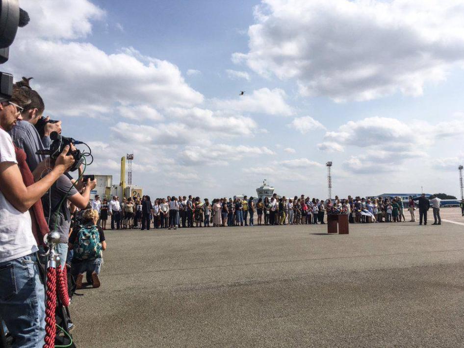 Журналисты и семьи украинских политзаключенных ждут прибытия спецборта в киевском аэропорту Борисполь 7 сентября 2019 г. 