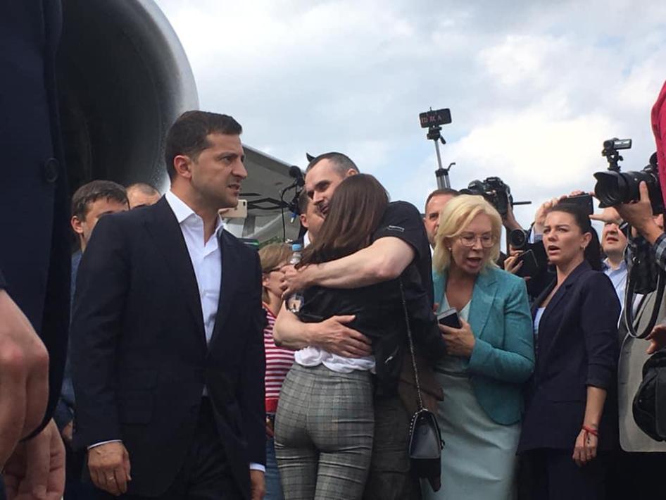 Родственники встречают Олега Сенцова в киевском аэропорту Борисполь 7 сентября 2019 г. 