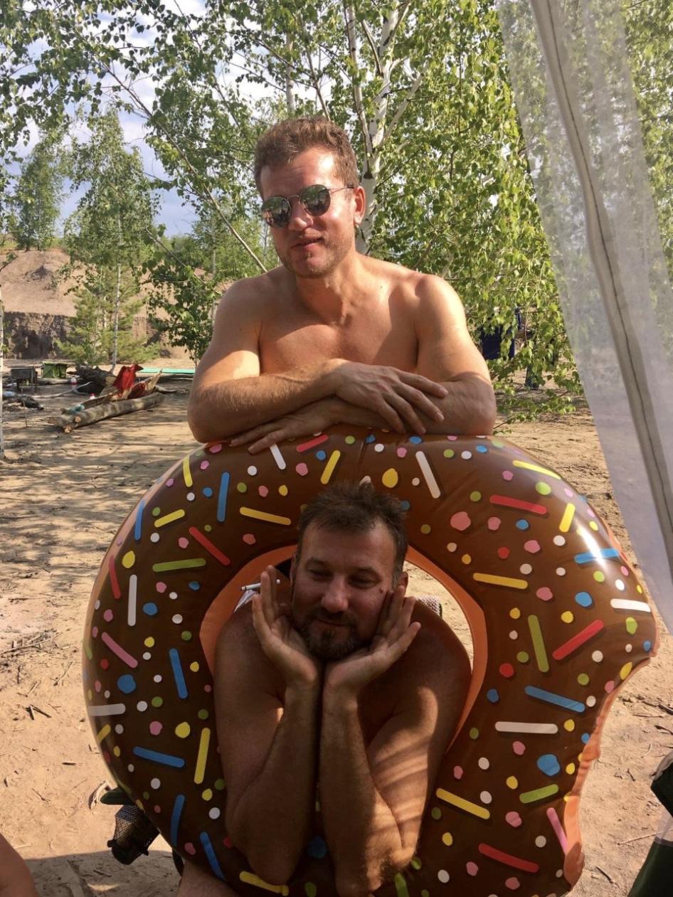 Роман Едалов (с сигаретой) и Евгений Ефимов на пикнике в июне 2019 г. – за считанные дни до трагедии. 