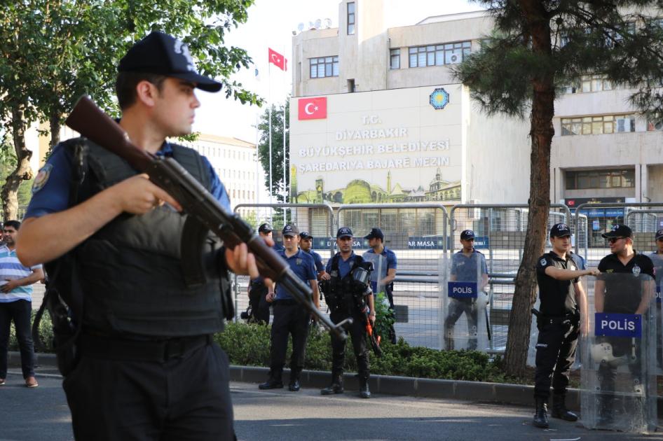 İçişleri Bakanlığı, Türkiye'nin Güneydoğusundaki en büyük şehrin seçilen belediye başkanını görevden alıp yerine şehri yönetmek için kayyum atadıktan sonra polis, Diyarbakır belediye binasına erişimi engelliyor, Ağustos 2019. 