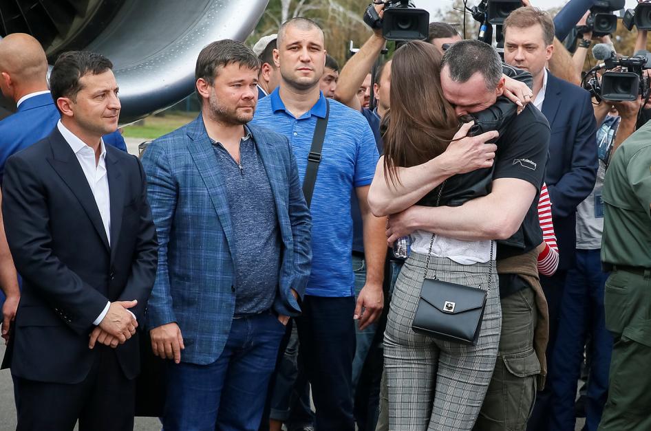Украинский кинорежиссер Олег Сенцов с дочерью в киевском аэропорту Борисполь после обмена взаимно удерживаемыми лицами между Россией и Украиной.