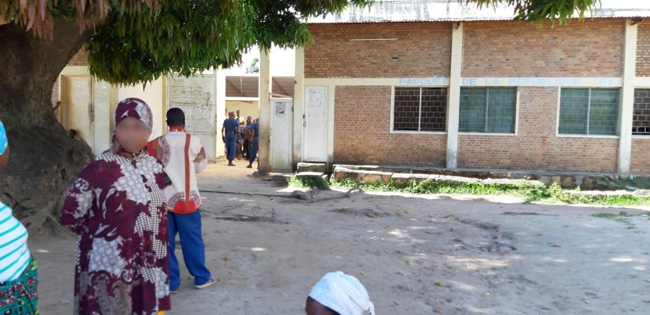 La police garde un site de quarantaine improvisé dans un bâtiment communal dans le quartier de Kanyenkoko à Rumonge, empêchant les gens de partir, le 30 mars 2020.
