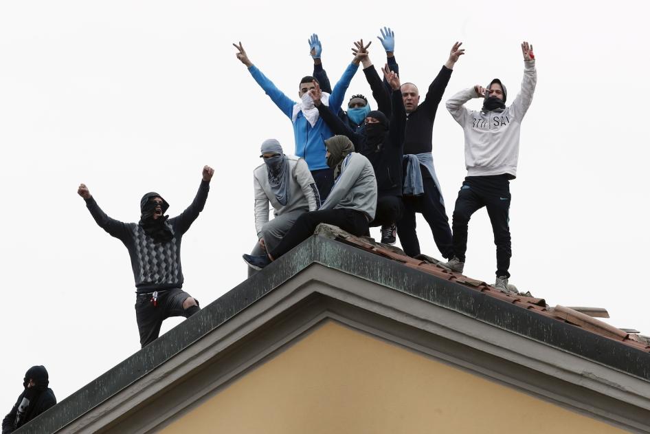I detenuti organizzano una protesta contro le nuove regole per far fronte all'emergenza coronavirus, compresa la sospensione delle visite dei parenti, sul tetto del carcere di San Vittore a Milano.