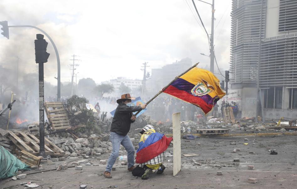 El 12 de octubre de 2019 en Quito, Ecuador, un manifestante contra el gobierno ondea la bandera nacional durante protestas que fueron en ciertos momentos violentas.