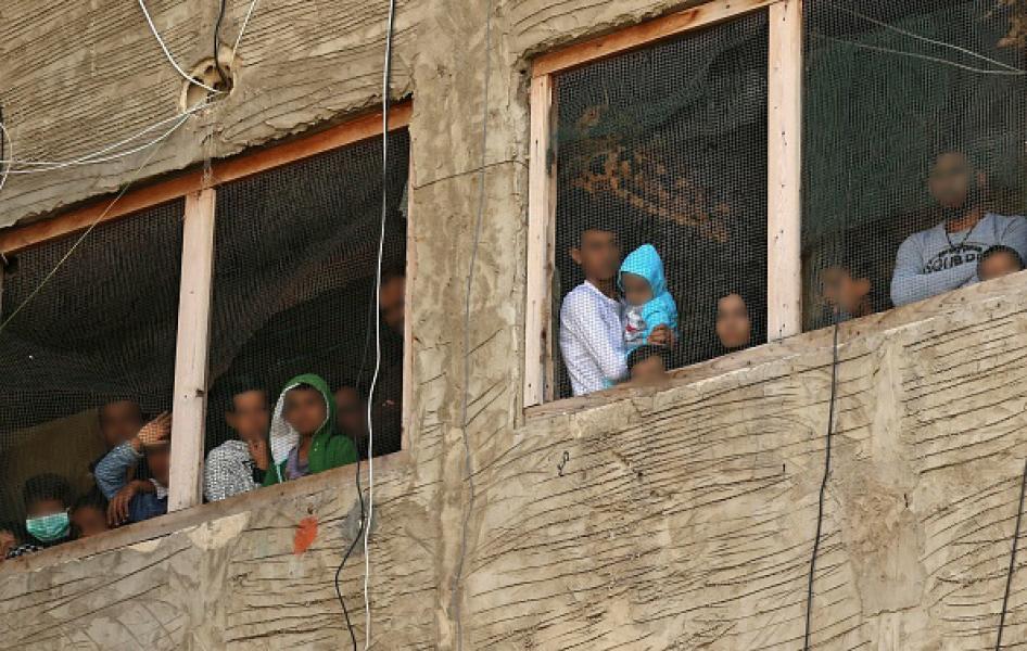 Des réfugiés syriens photographiés aux fenêtres d'un immeuble vide qui était en cours de construction à Saïda dans le sud du Liban, le 17 mars 2020, deux jours après la déclaration d’un « état d'urgence sanitaire » dans le pays pour faire face à la pandém