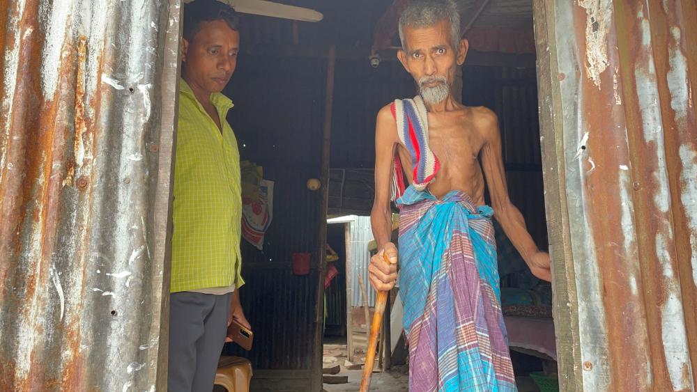 Abdul Kadir, un habitant de Tahirpur, dans le district de Sunamganj au Bangladesh, âgé de 67 ans, a déclaré qu'il devait compter sur son fils pour accéder à l'eau et à la nourriture lors des inondations de juin 2022. Il a expliqué : « C'était comme si nous étions en enfer. Mon fils est allé nager ou patauger dans l'eau pour obtenir de l'aide …. »