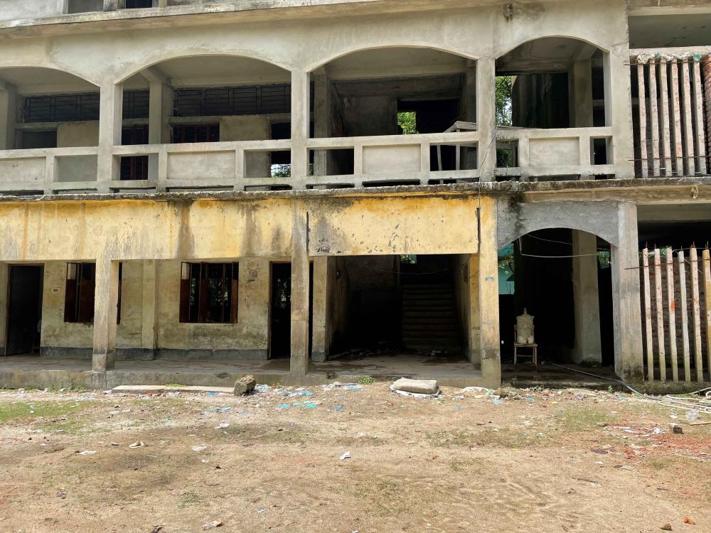 Lors des inondations de juin 2022 à Amtoil, dans le district de Sylhet au Bangladesh, près de 400 personnes se sont réfugiées au lycée Al Azam qui a été désigné comme abri temporaire. Un homme handicapé physique a déclaré qu'il n'avait pas d'autre choix que de ramper pour accéder aux toilettes durant cette période.