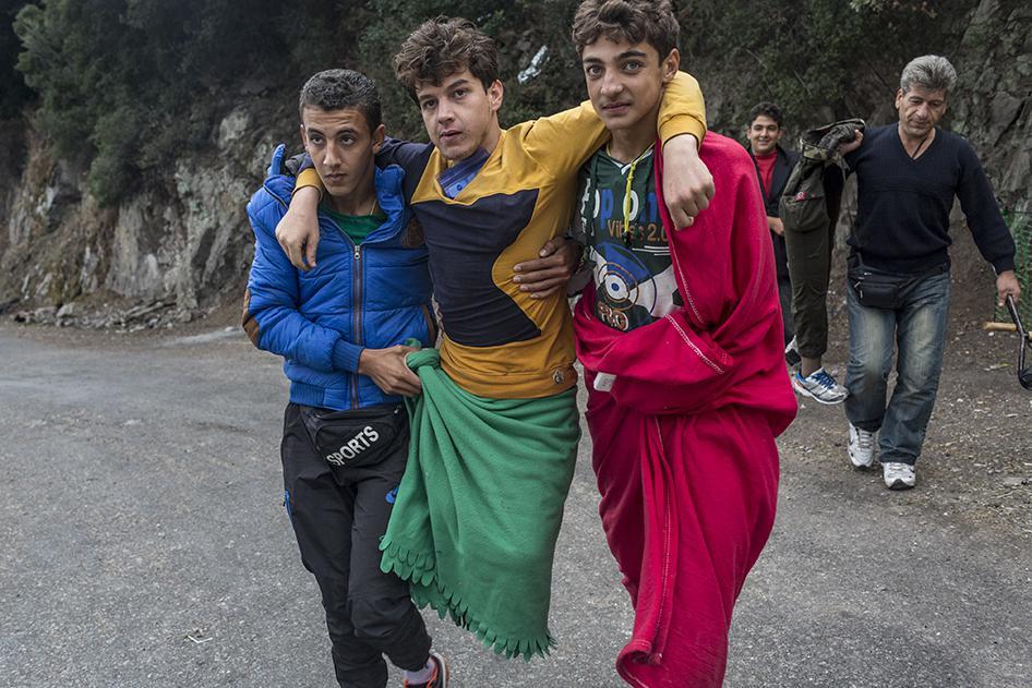 Mohammed, un jeune Syrien de 18 ans qui a perdu ses deux jambes lors d’un raid aérien syrien à Idlib en 2012, est soutenu par deux amis quelques minutes après leur arrivée sur l'île grecque de Lesbos, le 8 octobre 2015, après un long et périlleux voyage.