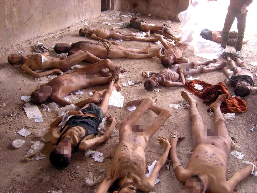 Les corps de plusieurs détenus décédés, gisant dans le garage de l'hôpital militaire 601 dans le quartier de Mezze, à Damas (Syrie).