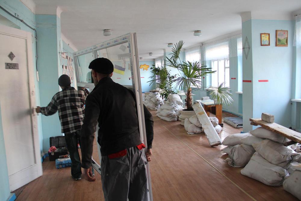 Renovations at School Number 1 in Marinka © 2015 Bede Sheppard/Human Rights Watch