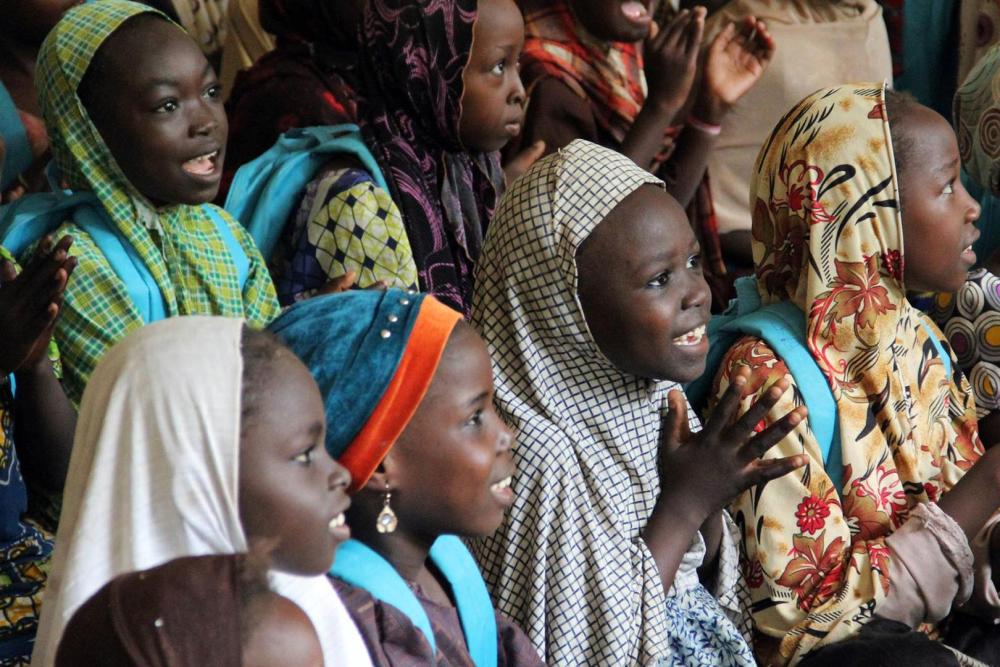 Des enfants [déplacés internes] assistent à un cours dans un camp de personnes déplacées à Maiduguri dans l’État de Borno, en septembre 2015. 