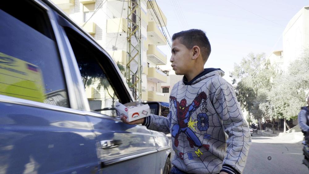 Nizar, 10 ans, n’est pas allé à l’école au Liban depuis qu’il est arrivé depuis la périphérie de Damas en 2011. Il vend du chewing-gum dans la rue au Mont Liban chaque jour pour aider sa famille. 