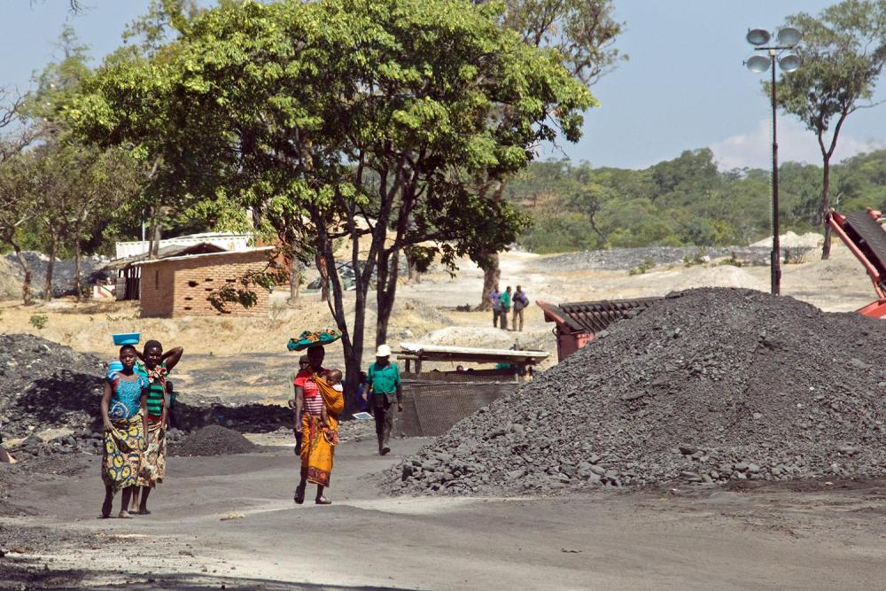 La mine de charbon de Malcoal à Kayelekera, au Malawi. Cette mine à ciel ouvert, l’une des quatre principales mines de charbon du pays, est située  derrière une montagne, près d’une rivière. Au Malawi, les familles vivant à proximité des mines de charbon 