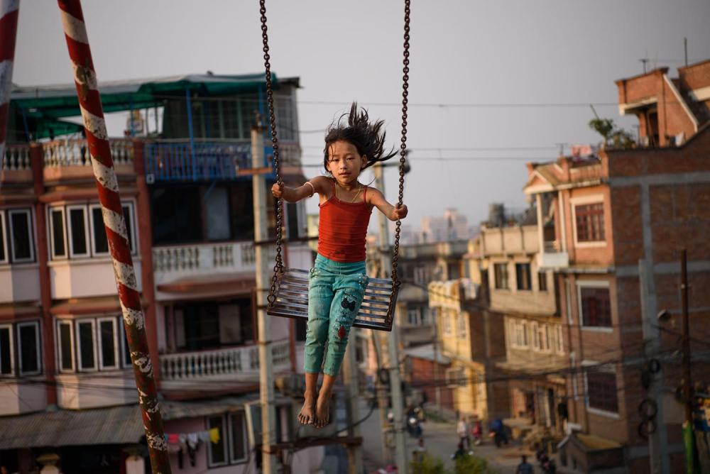 Une jeune fille sur une balançoire dans un parc à Patan, au Népal. Dans ce pays, 37 %  des filles se marient avant d’avoir 18 ans – et 10 % avant l’âge de 15 ans – bien que  l'âge minimum du mariage soit légalement fixé à 20 ans. 24 avril 2016.