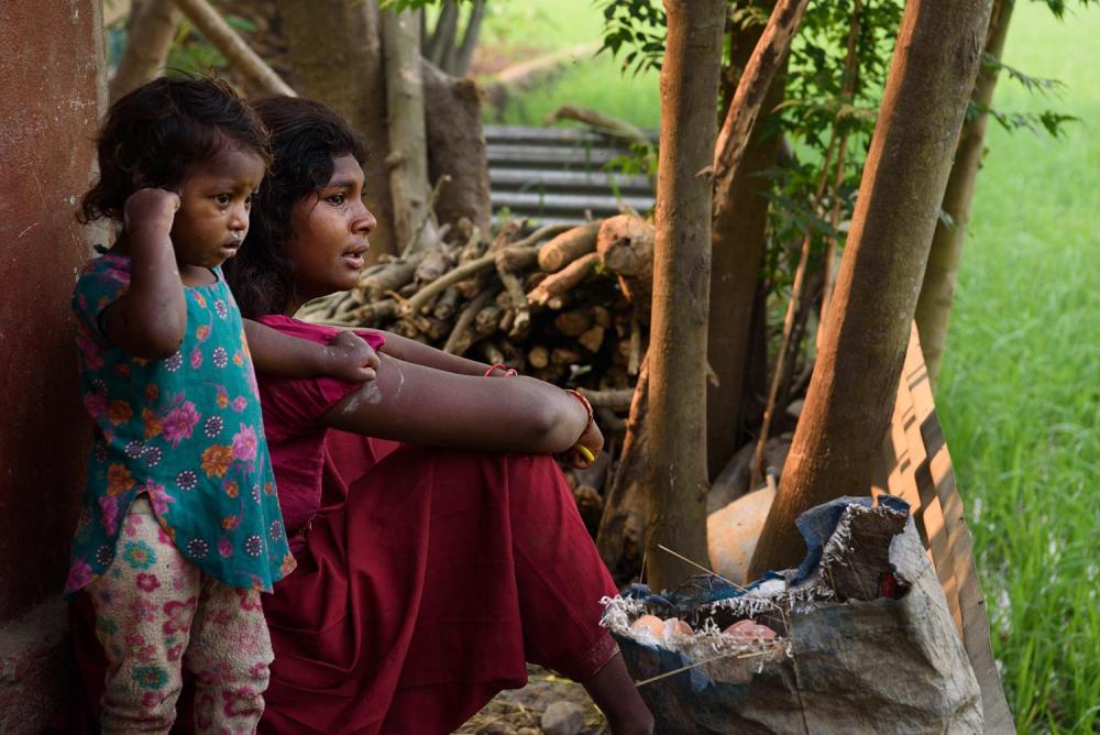 Anjana M., une jeune Népalaise de 17 ans qui a dû se marier à l’âge de 14 ans, photographiée devant sa maison à Pokhara avec sa fille Ishita, âgée de deux ans. 11 avril 2016.