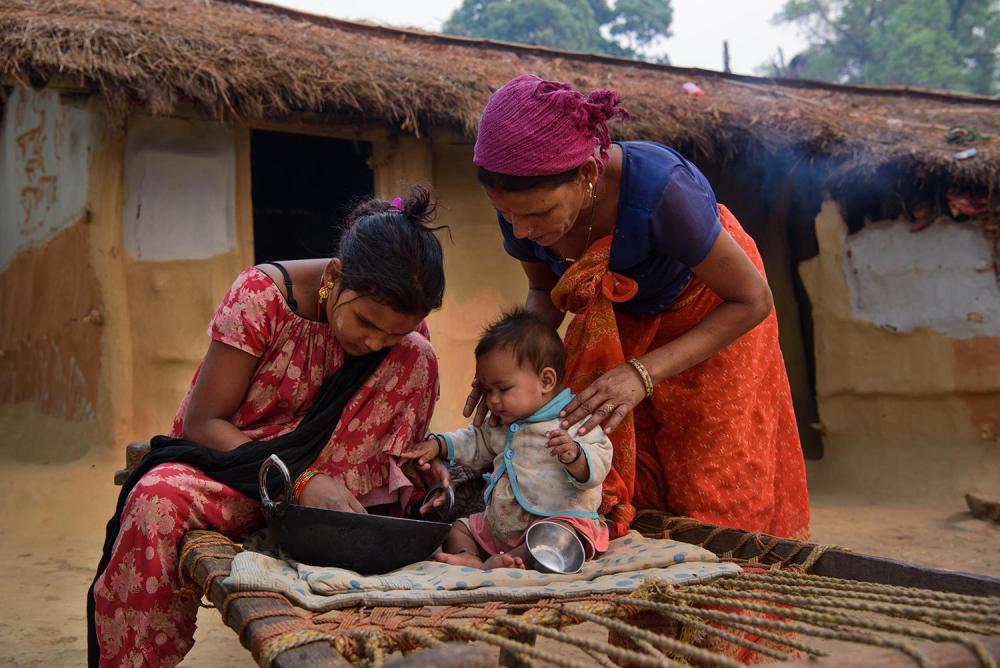 ललित ा बी., १७, उनकी आमा राजमती बी. र छोरी कैलालीस्थित आफ्नो घरको आँगनमा। ललित ा १२ वर्षकी छँदा ३७ वर्षको मान्छेन्छेसित उनको मागी विवाह भएको थियो। उनी विवाहपछि चाँडै नै गर्भवत ी भइन्। उनका दुईवटा बच्चा जन्मिने बित् तिकै मरे र अहि ले उनका काखमा ते स्रो बच्