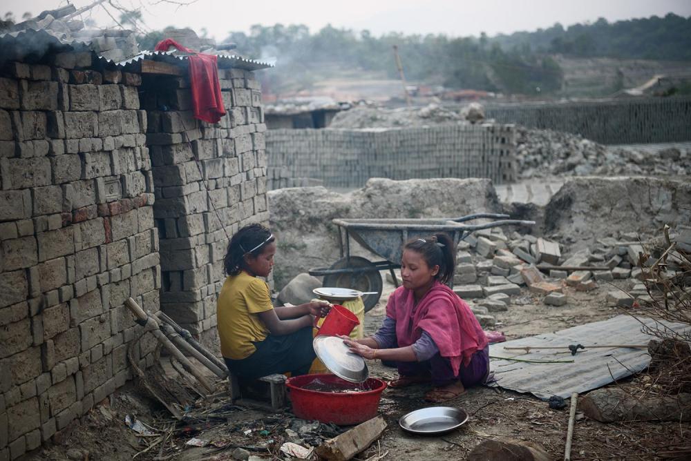 नौ वर्षकी सलिना टी. आफ्नी साथी ११ वर्षकी बि पना एल. लाई भाँडा माझ्ने काम सघाउँदै। उनीहरू दुवै जना ललित पुरमा बस्छ न्। उनीहरू दुवै जना इँटा भट्टामा काम गर्ने आफ्ना बाबुआमालाई काम सघाउँछन्। बि पना विद्यालयमा भर्ना भएकी थिइन् तर एक दि न मात्र पढ्न गइन्, सलिन