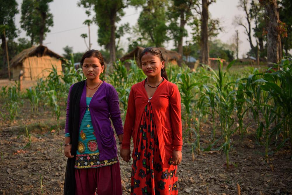 पवित्रा एम्.,१६, र कल्पना टी., १९ दुवै ले आफ्ना बाबुआमाको अति गरीब अवस्थाबाट मुक्ति पाउनका लागि १५ वर्षको उमेरमा भागी विवाह गरेका हुन्। उनीहरू दुवै का श्रीमानहरू भारतमै बसेर काम गर्छर्छन्। अप्रि ल २५, २०१६