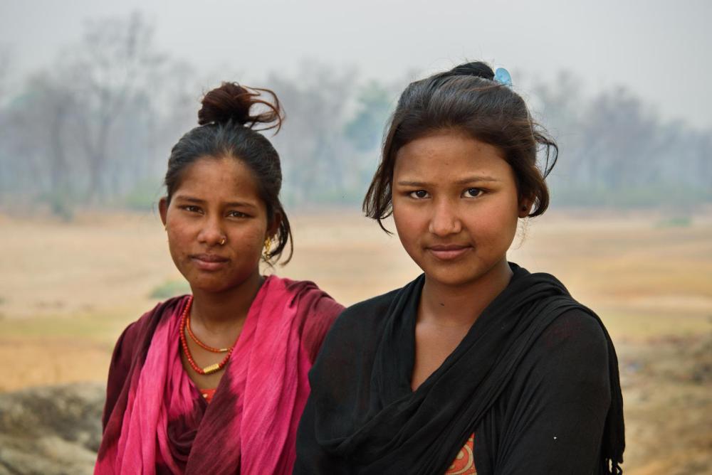 शर्मि र्मिला जी., १४, र शारदा डी., १५ कैलालीमा। शारदा स्कूल जाँदैछिैछि न् र आफ्नो गाउँका अरू केटीहरू जसरी विवाह गर्न चाहन्नन्। शर्मि र्मिलाले १२ वर्षमै भागी विवाह गरेकी हुन् र यो फोटो खिच्दा उनी सात महि नाकी गर्भवत ी थिइन्। उनलाई सानैमा विवाह गरेकोमा पछुत