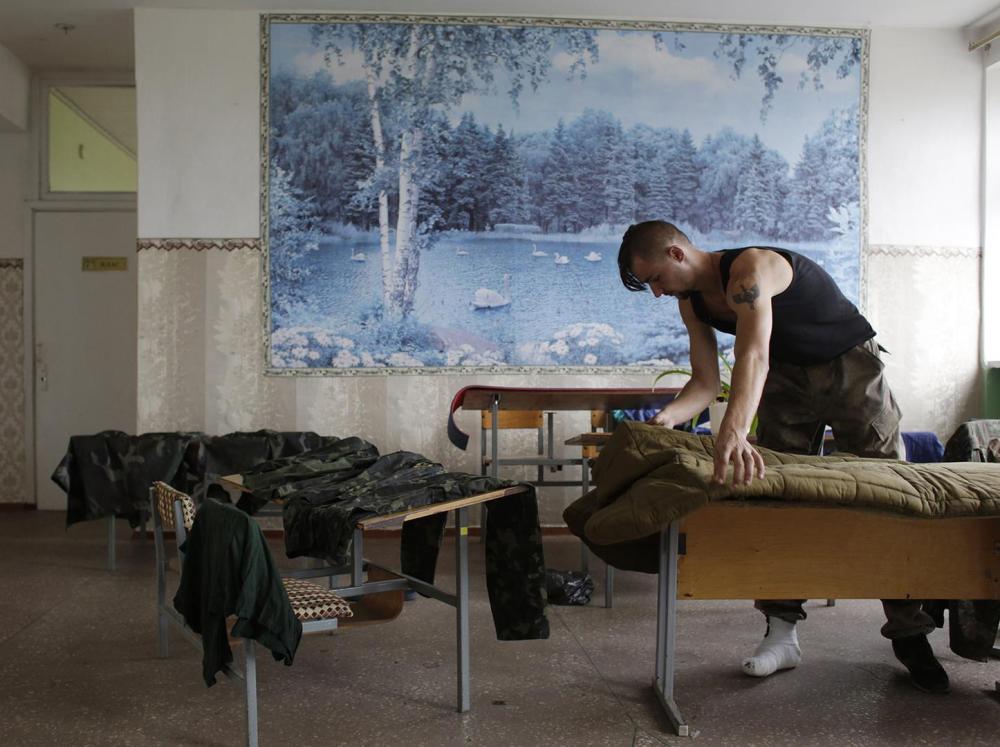 Боец батальона «Донбасс» заправляет койку в школе, превращенной в военную базу. Попасная, 18 августа 2014 г. © 2014 AFP/Getty Images/Anatoli Stepanov