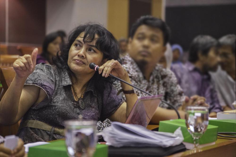 Yeni Rosa Damayanti, ketua Perhimpunan Jiwa Sehat, mempresentasikan sebuah laporan kepada Dewan Perwakilan Rakyat di Jakarta. 