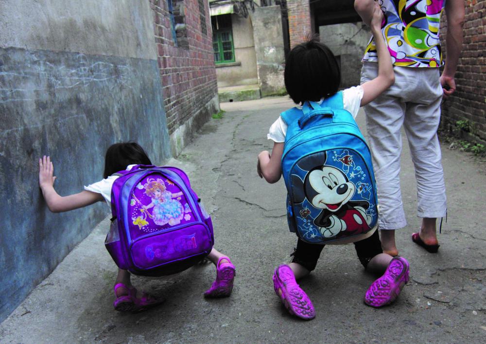 Sœurs jumelles à mobilité réduite se rendant à l’école en Chine. 