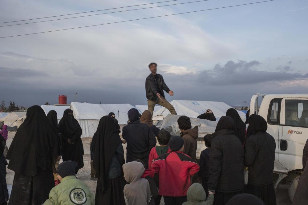 Des femmes et des enfants récemment arrivés à l’annexe du camp d’al-Hol confrontent un travailleur humanitaire qui distribue des tentes. Les femmes ont dit qu’elles avaient attendu toute la nuit pour recevoir de quoi s’abriter. Tous les résidents du camp 
