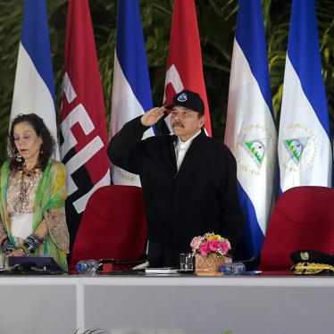 El Presidente de Nicaragua, Daniel Ortega, saluda a los soldados durante el juramento del Comandante en Jefe del ejército nicaragüense, General Julio César, en la Plaza de la Revolución en Managua, Nicaragua, 21 de febrero de 2020.