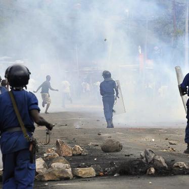 Burundian riot police chase away protesters after blocking the roads in Musaga, on the ourskirts of Bujumbura, on April 27, 2015. Police and opposition activists clashed on the second day of protests against a bid by the late president Pierre Nkurunziza to seek a controversial third term in office. 