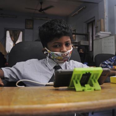 Children studies online using borrowed mobile phones in Mumbai, India.