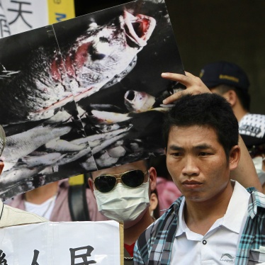 Vietnamese activists hold a photo of dead fish allegedly killed with toxic chemicals during a protest to urge Formosa Plastics Group to take responsibility for the cleanup in Vietnam, August 10, 2016, in Taipei, Taiwan.