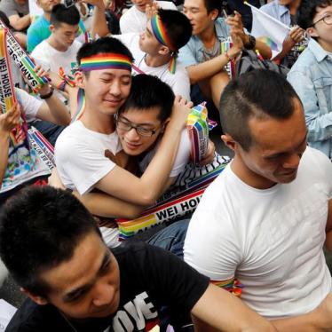 2017年5月24日，台湾宪法法庭宣告婚姻限于“一男一女”的法律条文违宪时，平权婚姻支持者在场外庆祝拥抱。