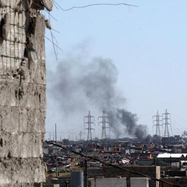  دخان متصاعد من غرب الموصل حيث تقاتل قوات الأمن العراقية مقاتلي تنظيم "الدولة الإسلامية" لاستعادة  السيطرة على المدينة، 8 مايو/أيار 2017. © 2017 دانش صدّيقي/رويترز
