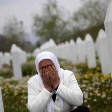 Mejra Dzogaz weint an den Gräbern ihrer Angehörigen auf dem Gelände der Gedenkstätte in Potocari, Bosnien-Herzegowina, 6 km nordwestlich von Srebrenica (7. April 2014).