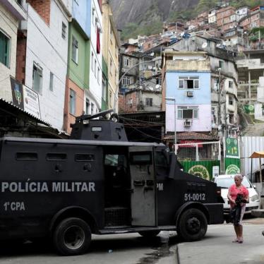 Policiais patrulham a favela da Rocinha após violentos confrontos entre facções ligadas ao tráfico de drogas, no Rio de Janeiro, Brasil, 29 de setembro de 2017. A faixa diz: "A Rocinha pede paz".