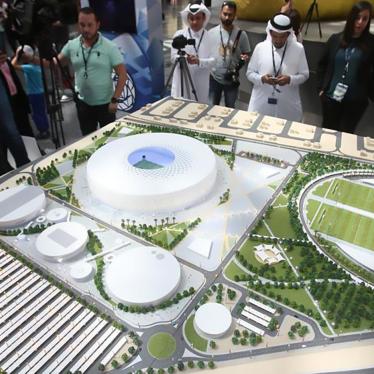 Une maquette du Stade Al Thumama, où se dérouleront certains matches de la Coupe du Monde 2022 au Qatar, exposée à l'aéroport international Hamad de Doha, le 24 août 2017.