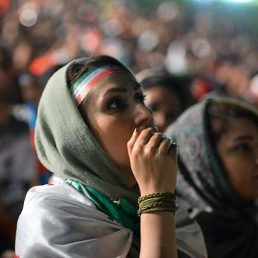 نساء يحضرن مباراة كأس العالم بين إيران والبرتغال في مشاهدة عامة في استاد آزادي في طهران، إيران، 25 يونيو/حزيران.