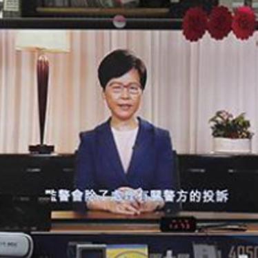 Sur l'écran de télévision d'un magasin à Hong Kong, le 4 septembre 2019, l'on aperçoit la Cheffe de l’exécutif Carrie Lam, lors de son allocution concernant le retrait du projet de loi sur l’extradition de résidents vers la Chine continentale.