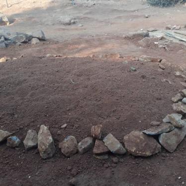 L'une des quatre fosses communes où ont été enterrés des civils tués par les forces de sécurité à Ngarbuh, dans la région du Nord-Ouest au Cameroun, le 14 février 2020. Photo prise le 15 février 2020. © 2020 Privé